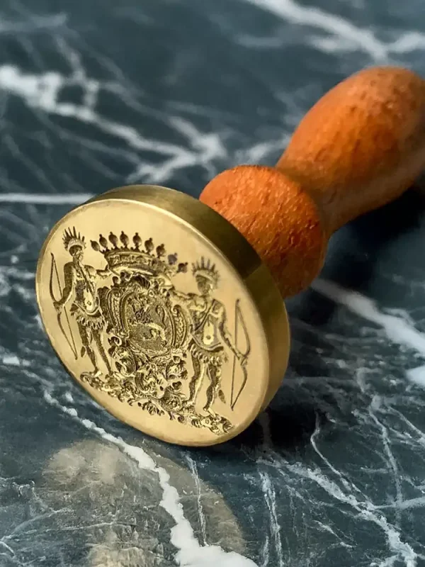 Blason gravé à vos armes sur un sceau en bois et laiton