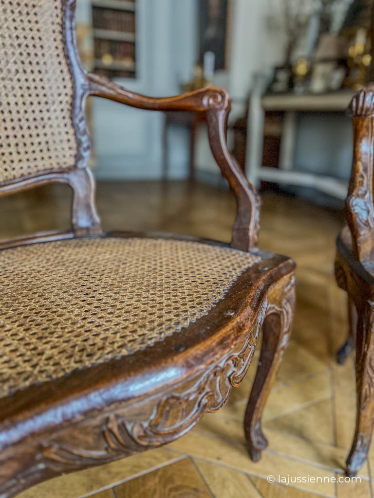 Belle paire de fauteuils cannés d'époque Louis XV